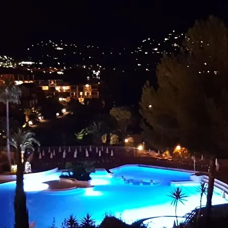 4/5 Personnes Vue Piscine Et Montagne Cap Esterel Pierre Et Vacance Nature Et Sport