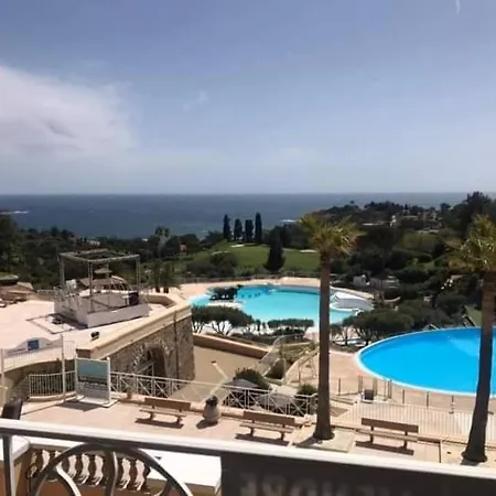 4/5 Personnes Vue Piscine Et Montagne Cap Esterel Pierre Et Vacance Nature Et Sport 아파트 Saint-Raphaël