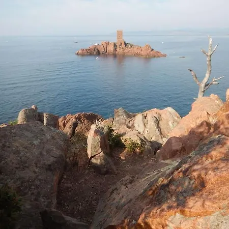 4/5 Personnes Vue Piscine Et Montagne Cap Estérel Pierre Et Vacance Nature Et Sport