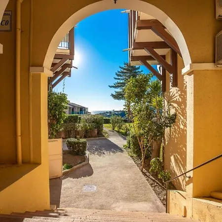 4/5 Personnes Vue Piscine Et Montagne Cap Esterel Pierre Et Vacance Nature Et Sport
