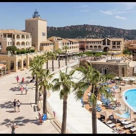 4/5 Personnes Vue Piscine Et Montagne Cap Esterel Pierre Et Vacance Nature Et Sport