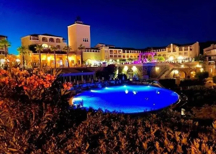 4/5 Personnes Vue Piscine Et Montagne Cap Estérel Pierre Et Vacance Nature Et Sport *