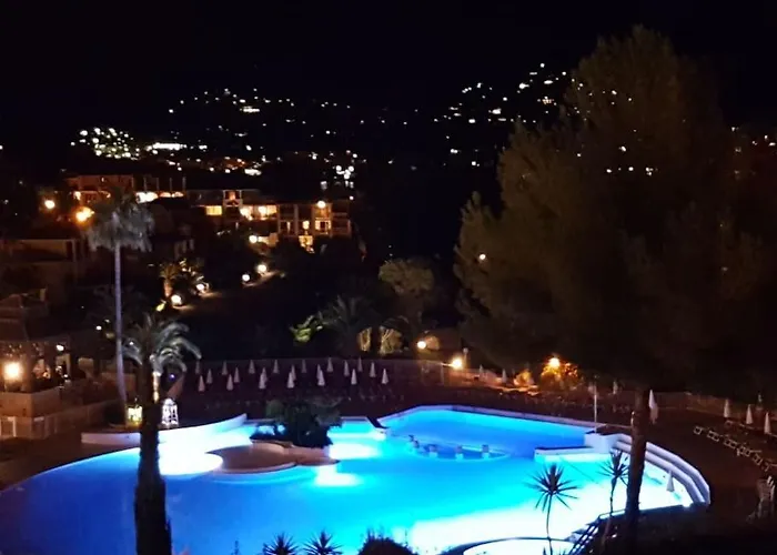 4/5 Personnes Vue Piscine Et Montagne Cap Estérel Pierre Et Vacance Nature Et Sport