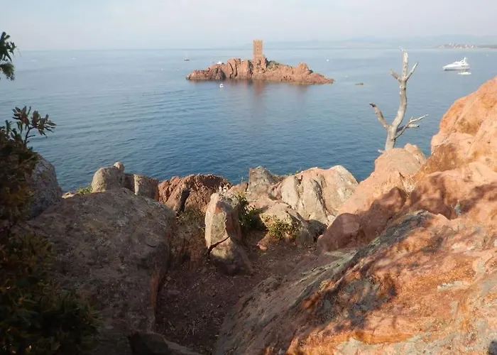 4/5 Personnes Vue Piscine Et Montagne Cap Esterel Pierre Et Vacance Nature Et Sport